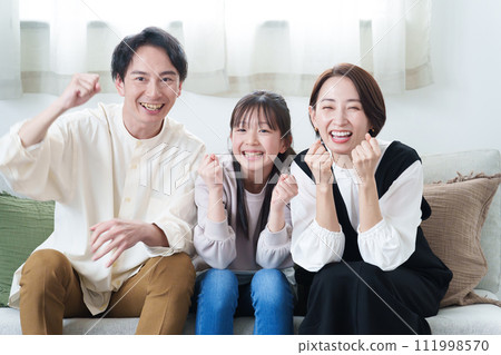 父母和孩子在客廳裡看電視 父母和孩子在客廳裡看電視 111998570