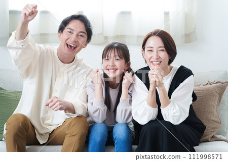 父母和孩子在客廳裡看電視 父母和孩子在客廳裡看電視 111998571