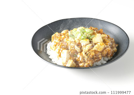 一張白色背景下熱騰騰的麻婆碗的照片,上面放著大量的豆腐和蔥 一張白色背景下熱騰騰的麻婆碗的照片,上面放著大量的豆腐和蔥 111999477
