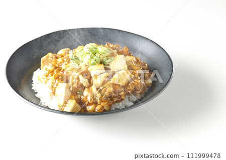 一張白色背景下熱騰騰的麻婆碗的照片,上面放著大量的豆腐和蔥 一張白色背景下熱騰騰的麻婆碗的照片,上面放著大量的豆腐和蔥 111999478