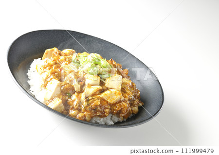 一張白色背景下熱騰騰的麻婆碗的照片,上面放著大量的豆腐和蔥 一張白色背景下熱騰騰的麻婆碗的照片,上面放著大量的豆腐和蔥 111999479