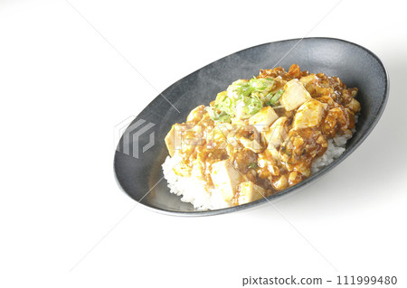 一張白色背景下熱騰騰的麻婆碗的照片,上面放著大量的豆腐和蔥 一張白色背景下熱騰騰的麻婆碗的照片,上面放著大量的豆腐和蔥 111999480