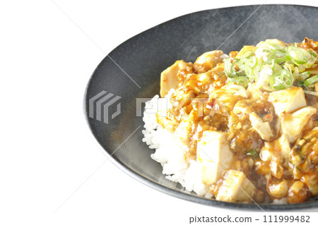 一張白色背景下熱騰騰的麻婆碗的照片,上面放著大量的豆腐和蔥 一張白色背景下熱騰騰的麻婆碗的照片,上面放著大量的豆腐和蔥 111999482