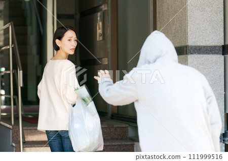 可疑人跟蹤一名婦女 111999516
