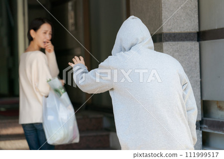 可疑人跟蹤一名婦女 111999517