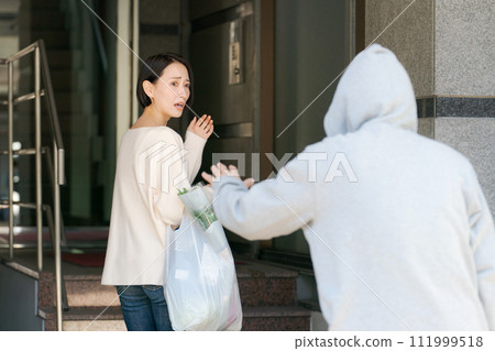可疑人跟蹤一名婦女 111999518