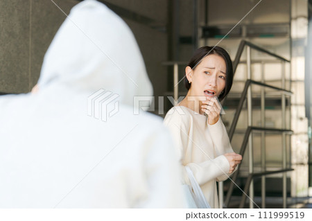 可疑人跟蹤一名婦女 111999519