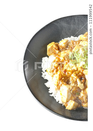 鳥瞰白色背景下滾燙的麻婆碗，上面放著大量的豆腐和蔥 111999542