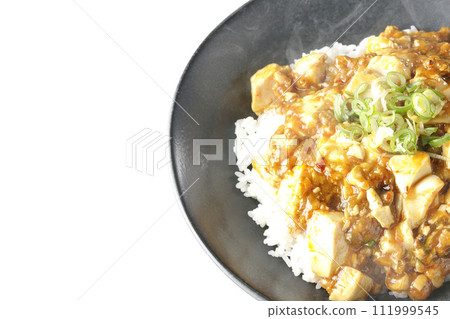 鳥瞰白色背景下滾燙的麻婆碗，上面放著大量的豆腐和蔥 111999545