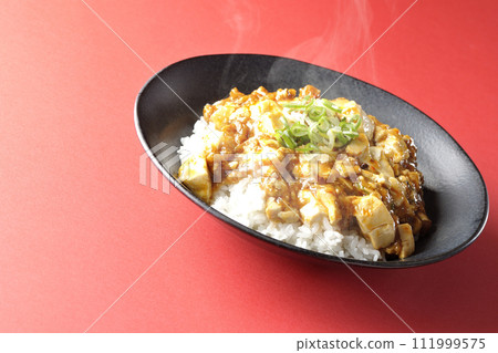 滾燙的麻婆碗,上面鋪滿豆腐和蔥 滾燙的麻婆碗,上面鋪滿豆腐和蔥 111999575