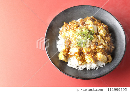 滾燙的麻婆碗,上面鋪滿豆腐和蔥 滾燙的麻婆碗,上面鋪滿豆腐和蔥 111999595
