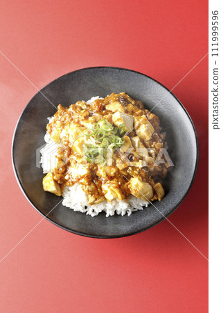 滾燙的麻婆碗，上面鋪滿豆腐和蔥 111999596