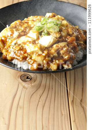 滾燙的麻婆碗，上面鋪滿豆腐和蔥 111999626