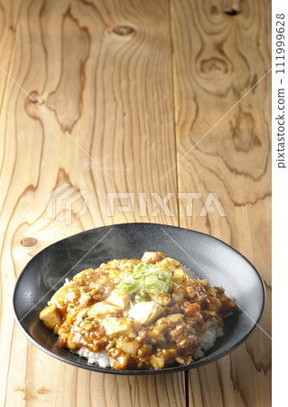 滾燙的麻婆碗，上面鋪滿豆腐和蔥 111999628