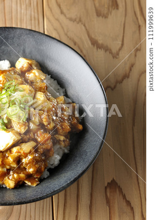 滾燙的麻婆碗,上面鋪滿豆腐和蔥 滾燙的麻婆碗,上面鋪滿豆腐和蔥 111999639