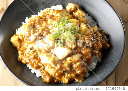 滾燙的麻婆碗，上面鋪滿豆腐和蔥 111999640