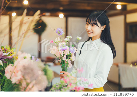 女人在花店挑選鮮花 111999770