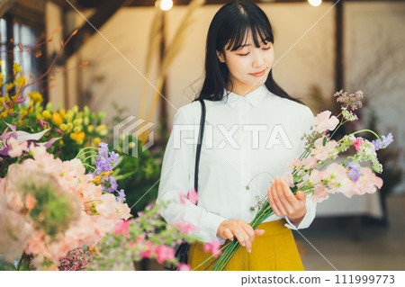 一位女士參觀花店 111999773