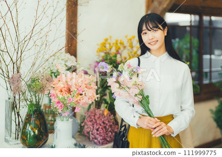 一位女士參觀花店 111999775