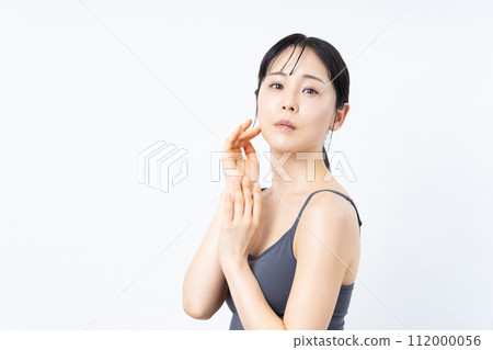 A middle-aged woman who does skin care A middle-aged woman who does skin care 112000056