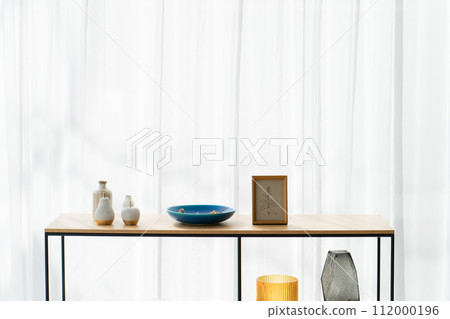 配有燈光和室內物品的房間 112000196