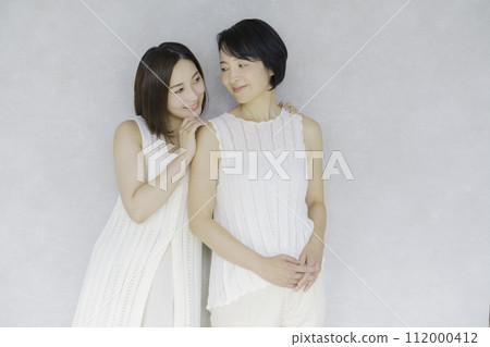 Beauty image of mother and daughter, close friends 112000412