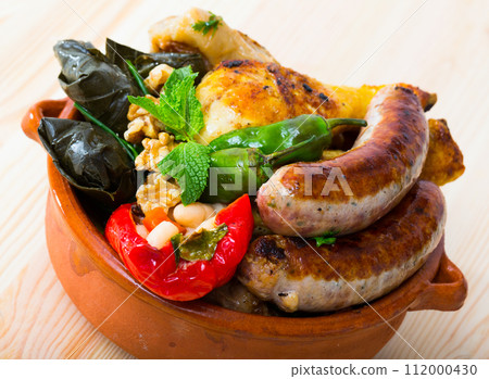Kapama – sausages, cabbage rolls, dolma 112000430