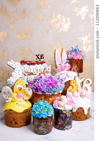 Easter cakes with icing decorations, bunnies, chicks, flowers - perfect for celebration. 112000663