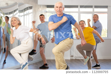 Elderly man dances modern dances in group 112000705
