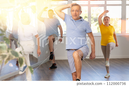 Elderly man dances modern dances in group 112000736