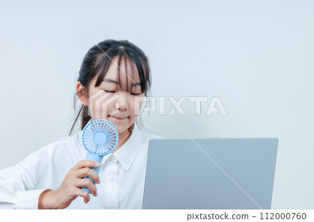拿著手持風扇學習的女孩 拿著手持風扇學習的女孩 112000760