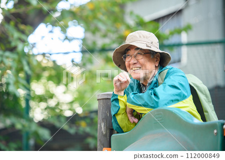 seniors playing in the park 112000849
