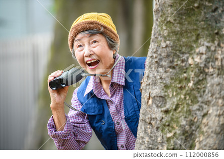 woman watching 112000856