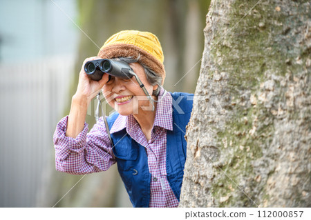 woman watching 112000857
