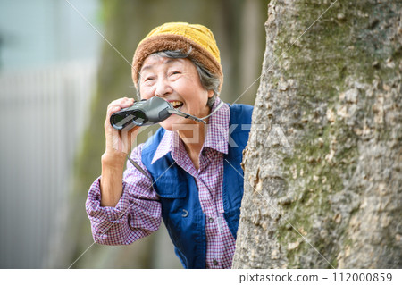 woman watching woman watching 112000859