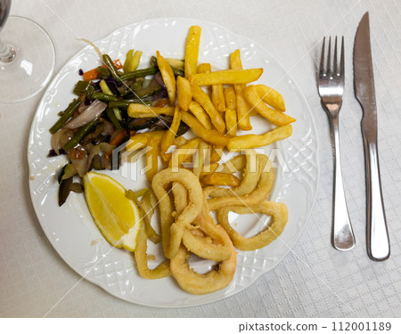 National dish of Spanish cuisine is Calamares a la romana 112001189