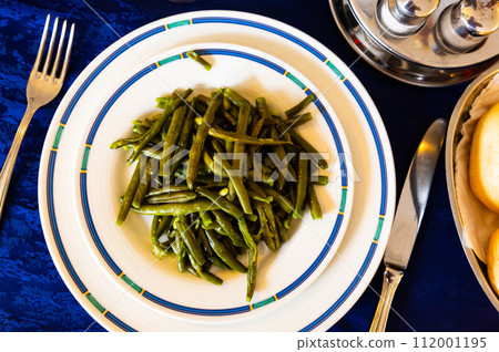 Portion of stewed green beans 112001195