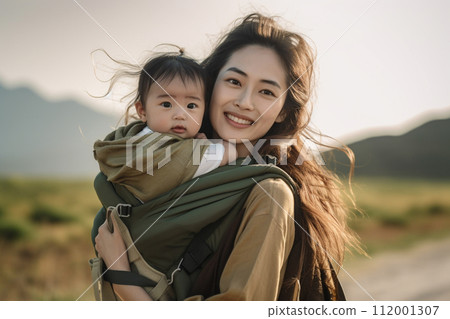 微笑的母親抱著她的孩子在大自然中 112001307