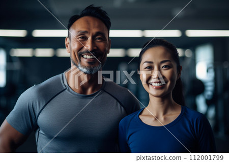 Couple training at the gym 112001799