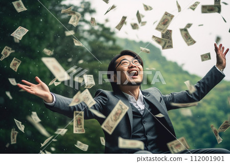 Smiling man who won a lot of money 112001901