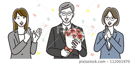 一位老人手捧鮮花，一位女士鼓掌 112001970