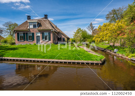 Giethoorn Netherlands, city skyline at canal and traditional house in Giethoorn village 112002450