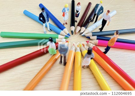 提出很多不同的意見和想法 112004695