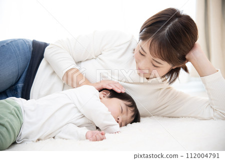 母親和孩子在一起睡覺 112004791