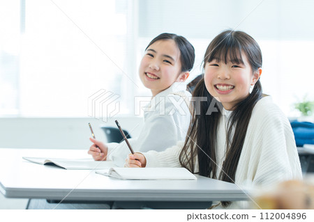 微笑學習的女孩 112004896