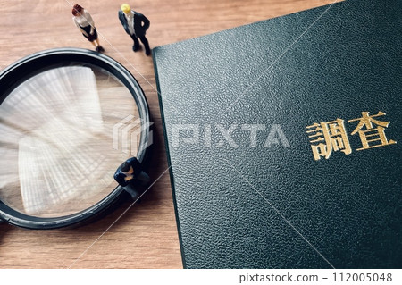 Businessman investigating and investigation report 112005048