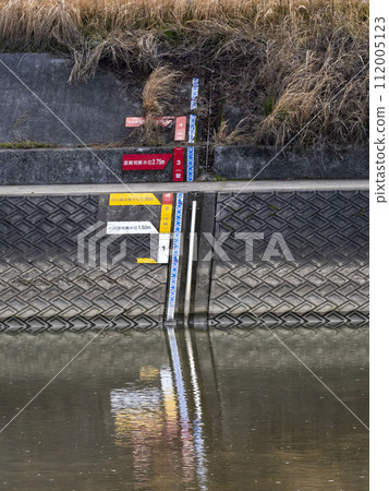 河岸貼有水位顯示牌 112005123