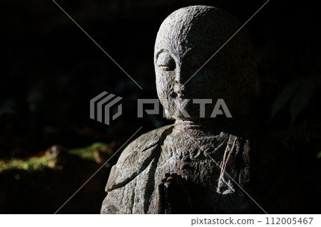 地藏菩薩像的特寫鏡頭，面容慈悲 112005467