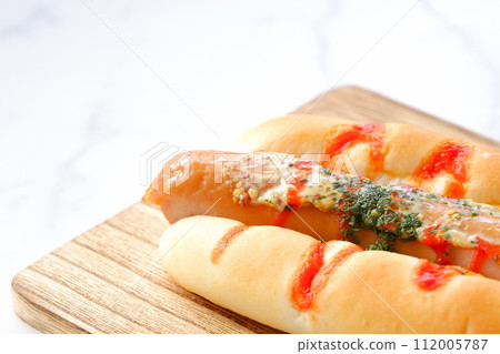 Delicious frankfurter sausage bun (hot dog) 112005787