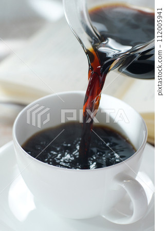 將咖啡倒入咖啡杯 閱讀時的休息時間 112005941